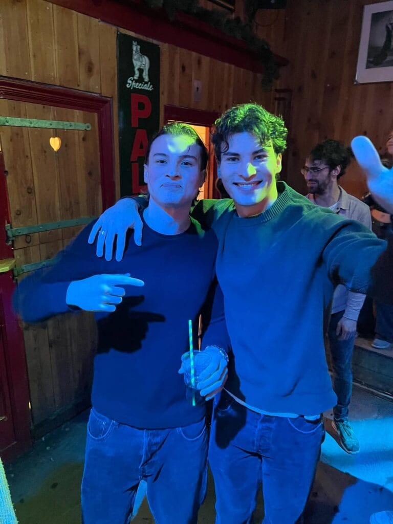 Broers achter de bar